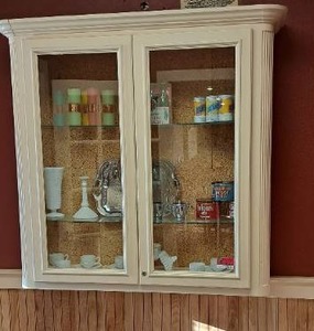 lot 32405 image: Display case (contents not available)