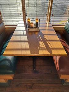 lot 32419 image: Dining Room Table