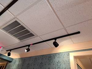lot 32436 image: 8ft Track Light 3 Bulbs