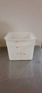 lot 44828 image: Lot Of 5 Cambro 5.5 Liters