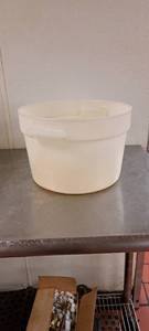 lot 44832 image: Lot Of 2 12Qt Cambro