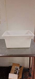 lot 44836 image: Lot Of 4 Cambro 4 7.5 Gallons