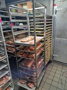 lot 44863 image: 25x 20 x 72 Full Size Cooling Rack on Wheel