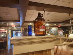 lot 496 image: Lot of Vintage Decor