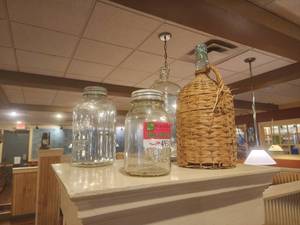 lot 497 image: Lot of Vintage Decor