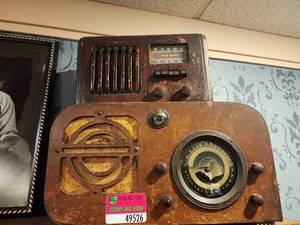 lot 49526 image: Lot of 2 Vintage Radios