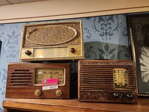 lot 49527 image: Lot of 3 Vintage Radios