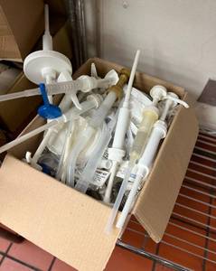 lot 9509 image: Box of Sauce Pumps