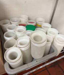 lot 9541 image: Lot of 20 Plastic Containers