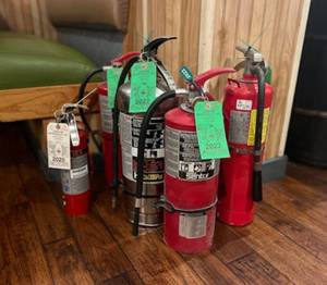 lot 9553 image: Lot of 5 Fire Exstinguishers
