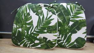 lot 60537 image: Lot of 2 Chair Cushions