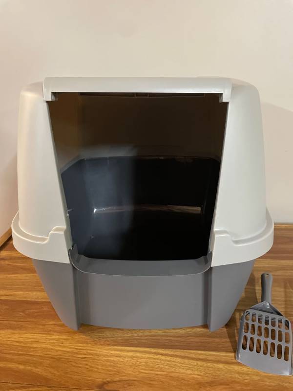 lot 78687 image: Large Cat Litter Box