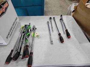 lot 5852 image: Box of tools MOSTLY INOPERABLE