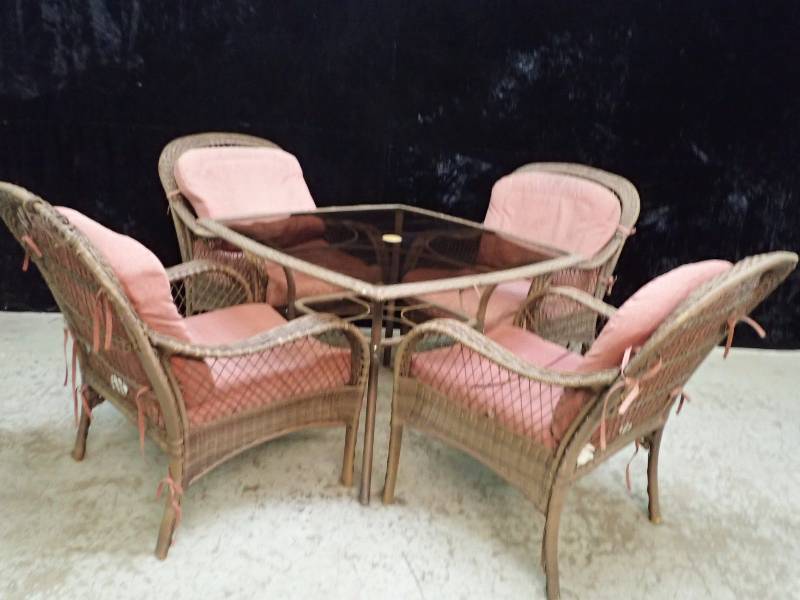 lot 1011 image: Lot of Outdoor Furniture