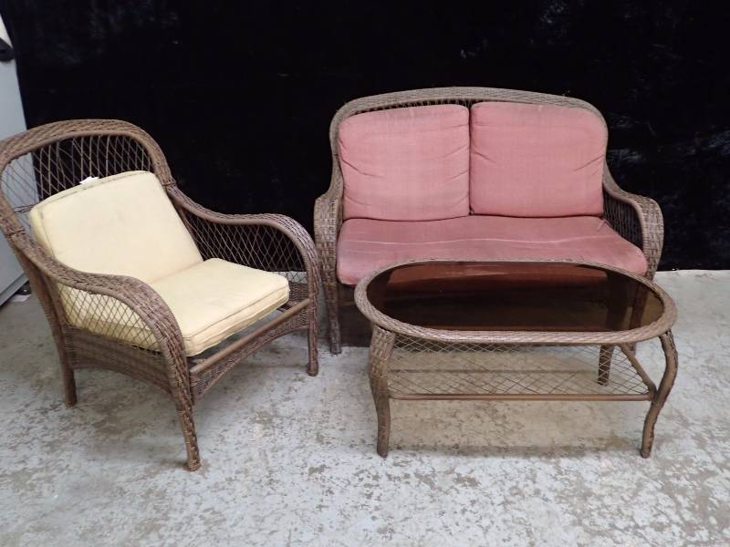 lot 1012 image: Lot of Outdoor Furniture