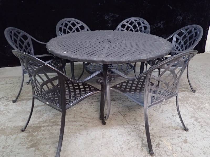 lot 1014 image: Lot of Metal Outdoor Furniture