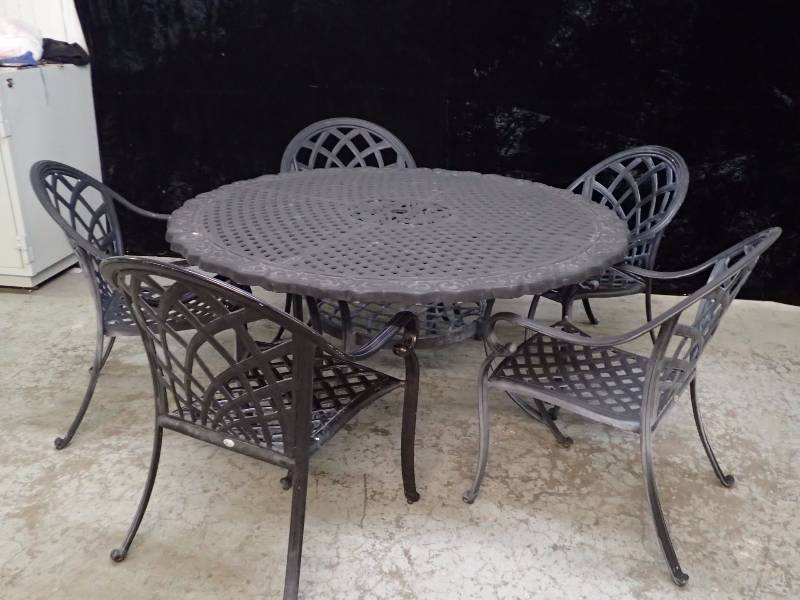 lot 1016 image: Lot of Metal Outdoor Furniture