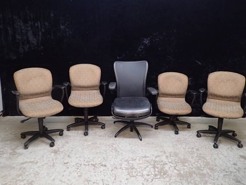 lot 1020 image: (5) Office Chairs