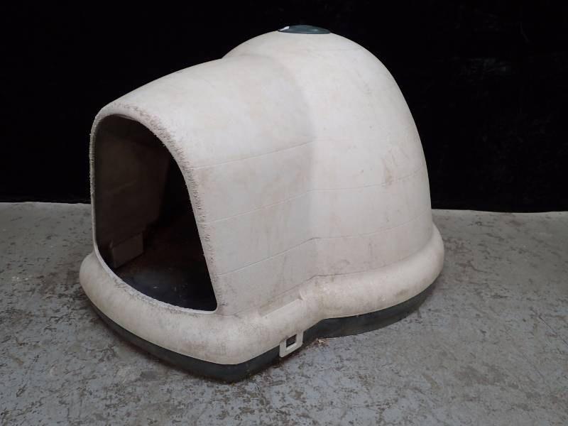 lot 1023 image: Dogloo II Dog House