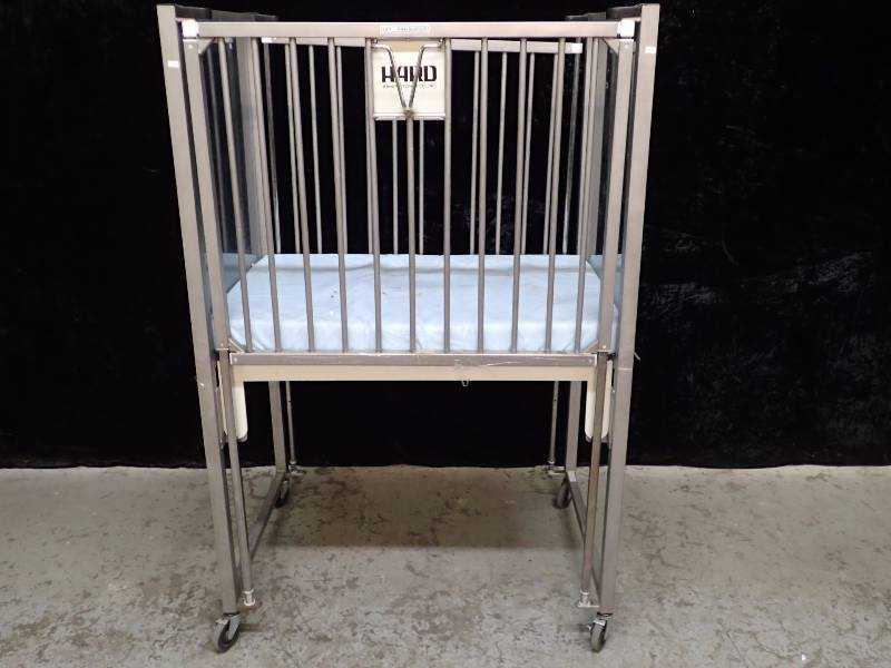lot 1035 image: Rolling Padded Containment Cage