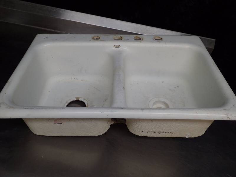 lot 1038 image: 2 Bay Thermocast Sink