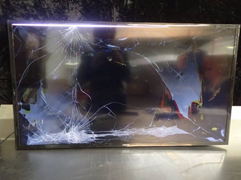 lot 1042 image: Samsung 40 Flatscreen TV with Damaged Screen