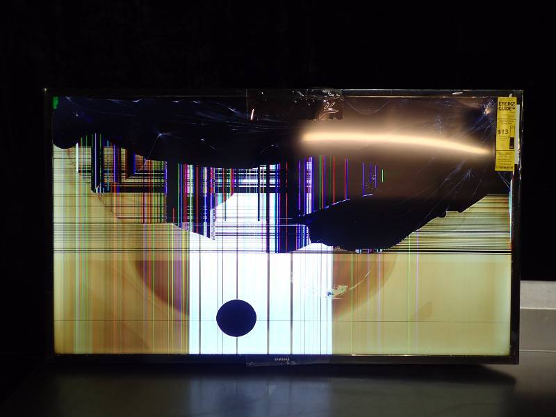 lot 1044 image: Samsung Flatscreen TV with Damaged Screen