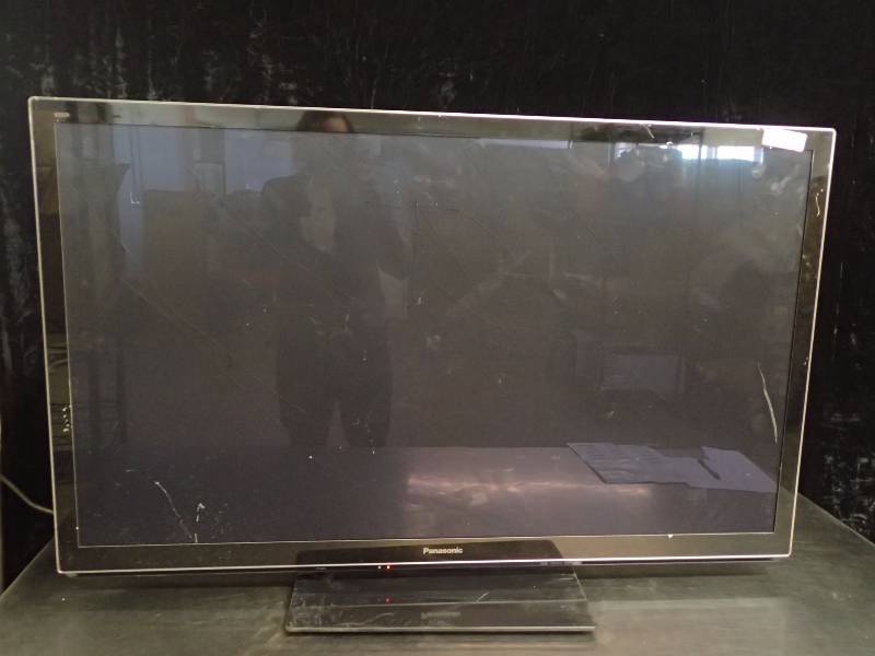 lot 1045 image: Panasonic Flatscreen TV with Broken Screen