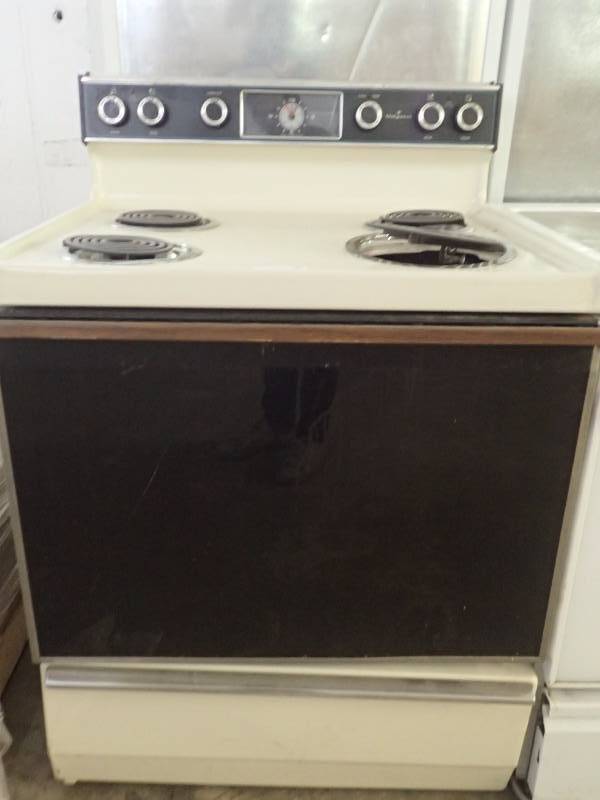lot 1064 image: Hotpoint Residential Electric Range and Self-Cleaning Oven