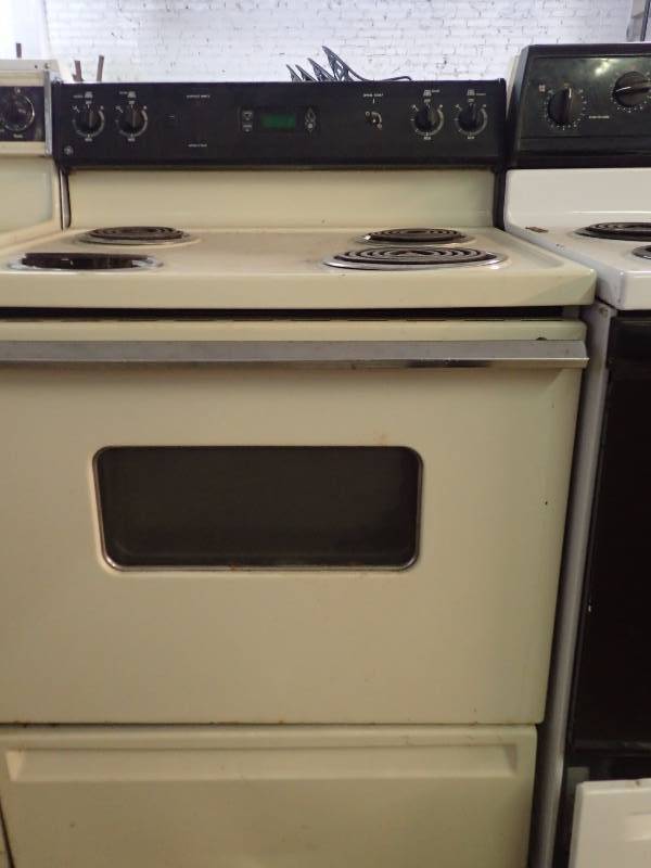 lot 1067 image: GE Residential Electric Range and Self-Cleaning Oven