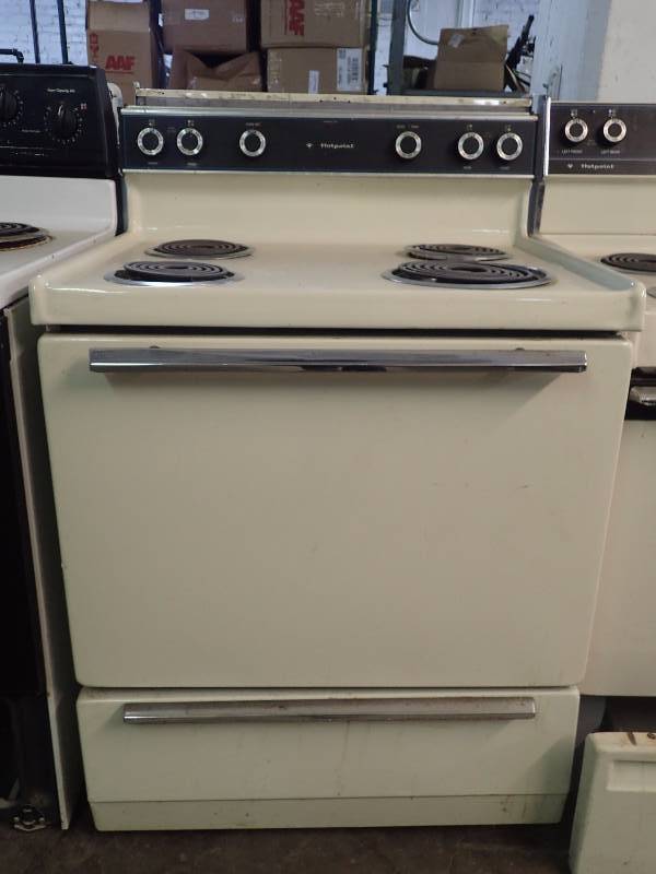 lot 1071 image: Hotpoint Residential Electric Range Oven