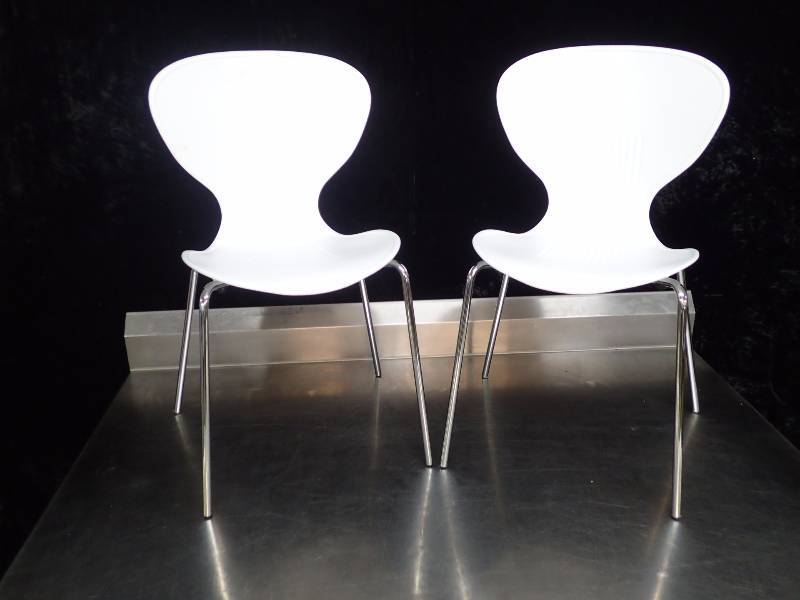 lot 1086 image: Set of Modern Plastic Chairs on Metal Legs