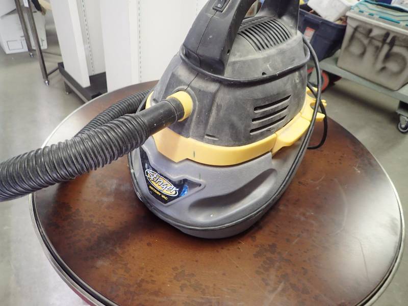 lot 1104 image: Stinger WetDry Vac
