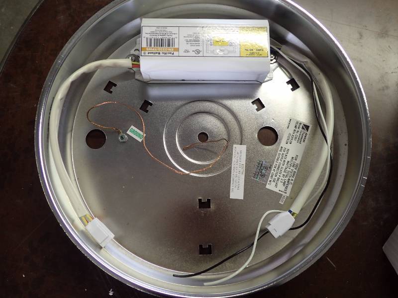 lot 1112 image: Utilitech 13 White Flush Mount Fluorescent Light
