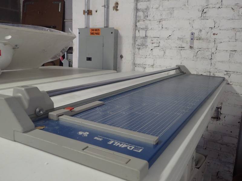 lot 1115 image: Professional Series Model 558 Paper Trimmer from Dahle