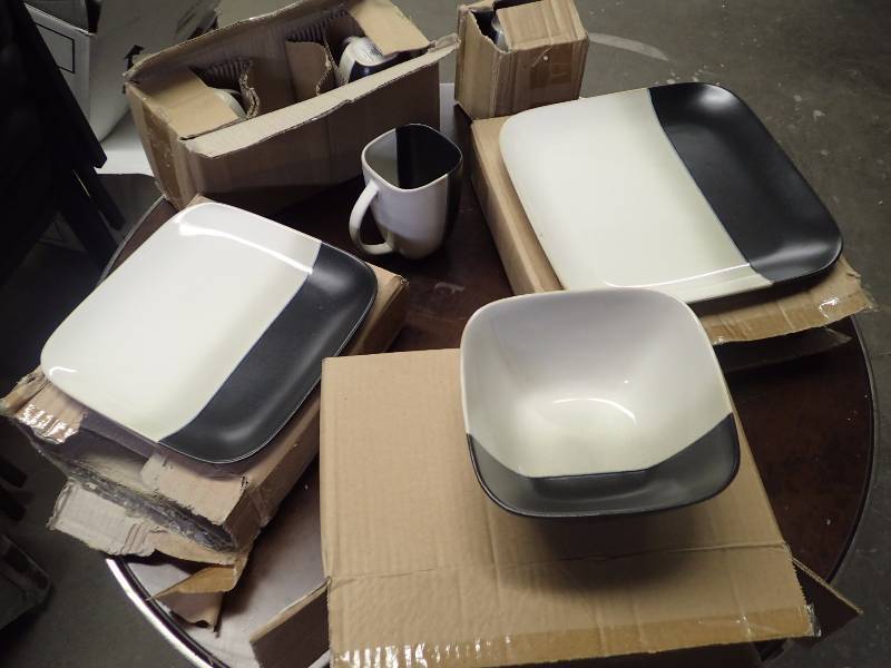 lot 1150 image: Plates, Mugs, and Bowls