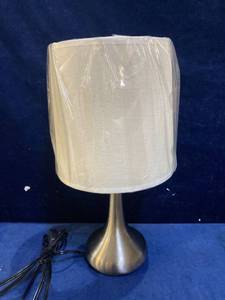 lot 35518 image: SET OF 2 TABLE LAMPS SMALL SILVER BASE WHITE SHADE