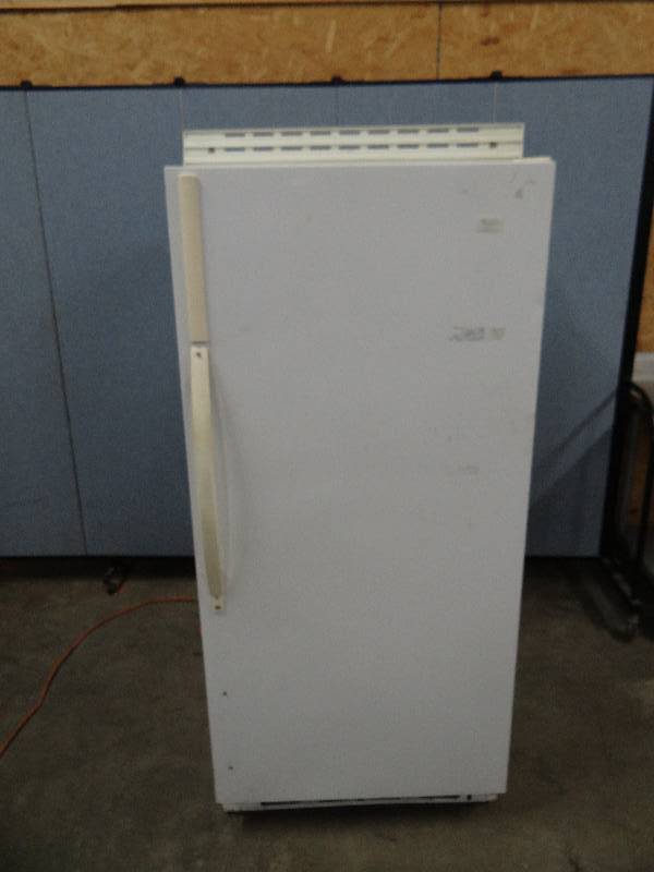 lot 2334 image: Whirlpool Single Door Reach in Household Refrigerator