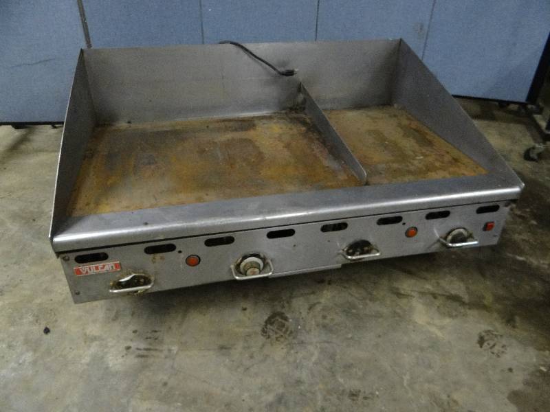 lot 2405 image: Vulcan 48 Flat Top Natural Gas Grill