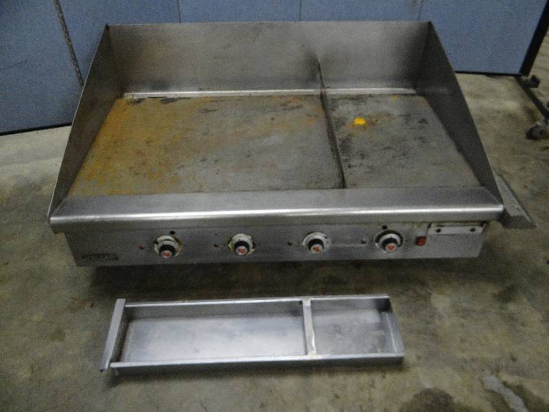 lot 2407 image: Vulcan 48 Flat Top Natural Gas Grill