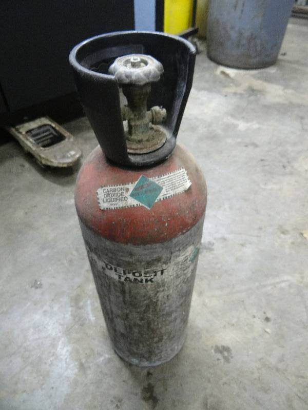 lot 2417 image: Empty Soda Beverage CO2 Tank