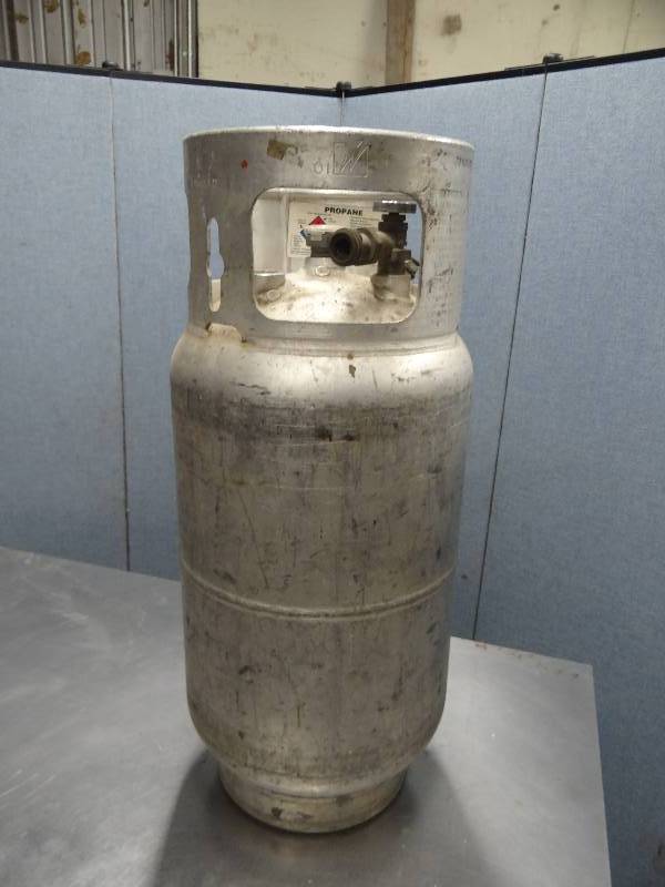 lot 2418 image: Half Full 30lbs Forklift Propane Tank