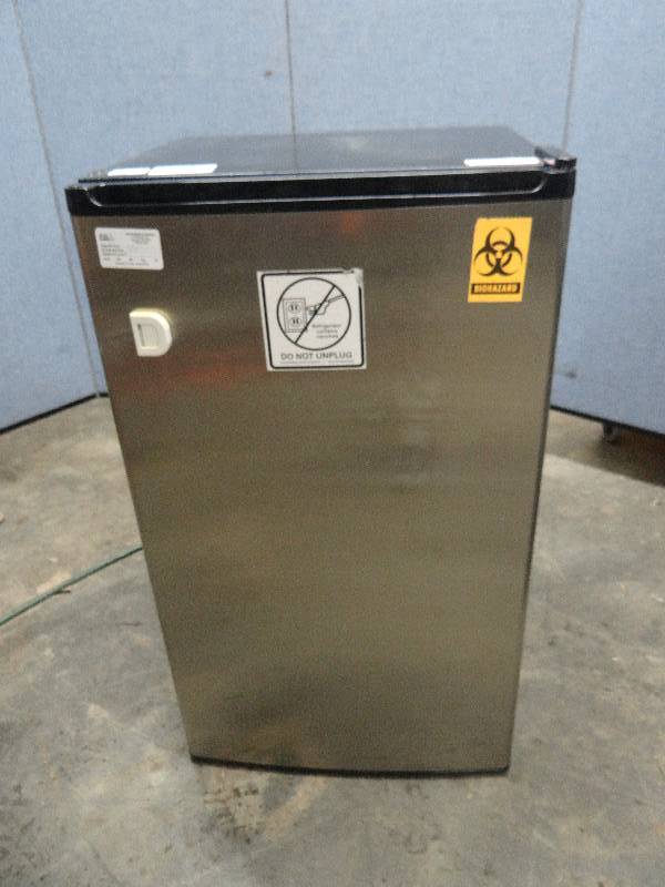 lot 2424 image: Summit Mini Fridge With Freezer Combo