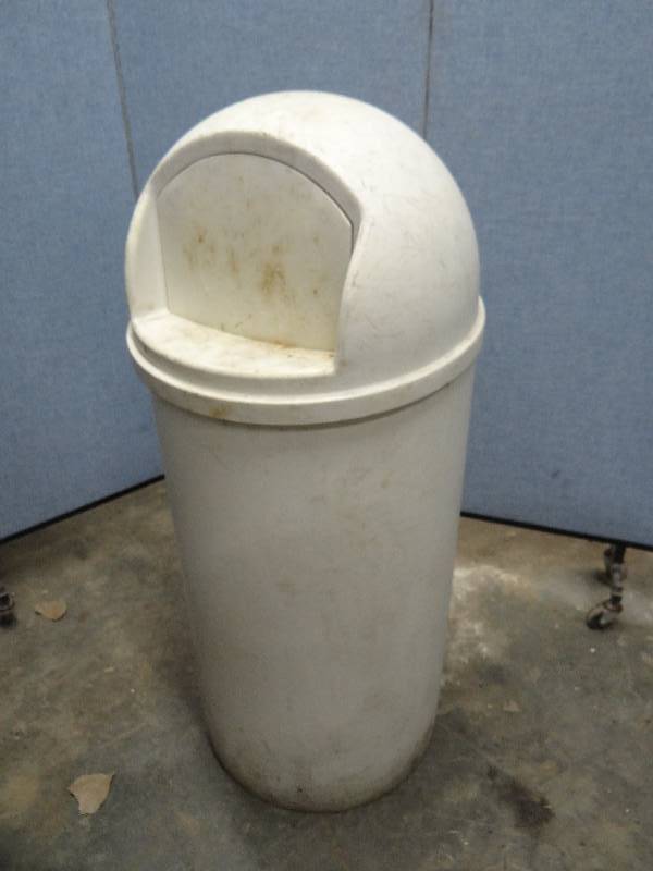 lot 2426 image: Rubbermaid Trash Can With Lid