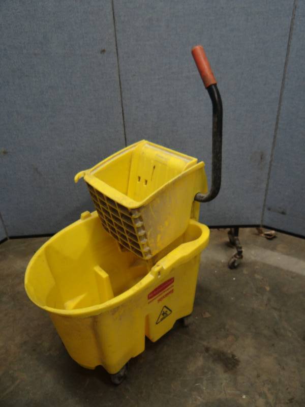 lot 2428 image: Rubbermaid Mob Bucket W Ringer