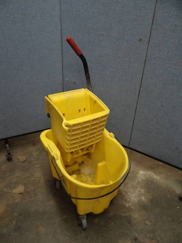 lot 2429 image: Rubbermaid Mob Bucket W Ringer