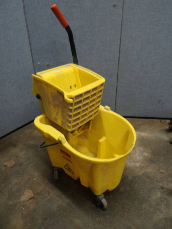 lot 2430 image: Rubbermaid Mob Bucket W Ringer