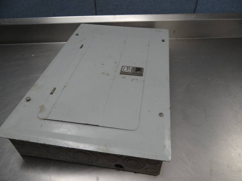 lot 2439 image: Cutler-Hammer 200A Service Box