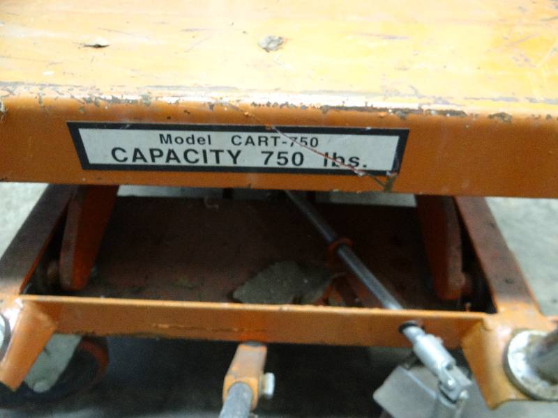 lot 2454 image: 750lbs Cart Style Jack