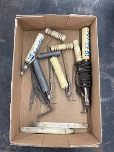 lot 4439 image: window removal tools